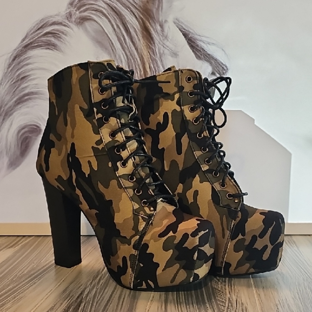 Camouflage Lace-Up Platform Ankle Boots Sz 8.5